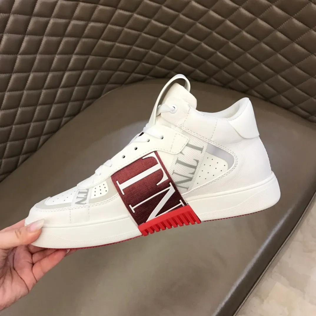 P460◾️▫️V L7N high-top calfskin lace-up sneakers. No man should be able to refuse this style. The classic color scheme is so handsome! Purchase a high-precision replica of the original version to instantly sell off the market currency! 6 VLTN logo rubber effect straps - Valentino Garavani Logo printed on the back and tongue, all materials are customized to ensure quality!  Size: Male 38-44 (45.46 customized)